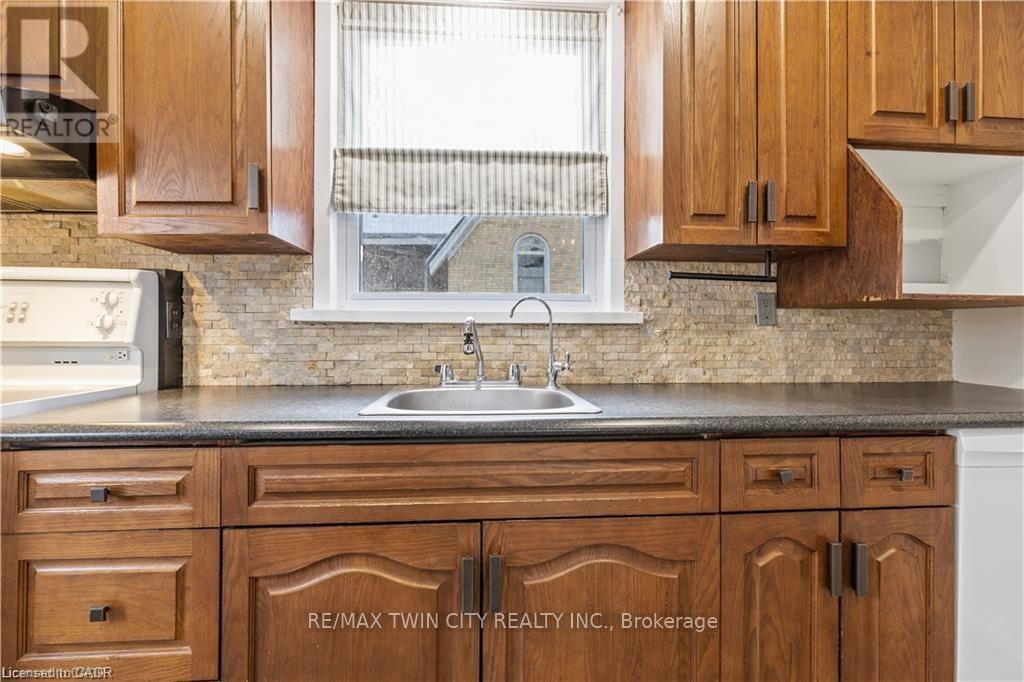 69 Lowrey Avenue N, Cambridge, Ontario  N1R 5A4 - Photo 6 - X12731230