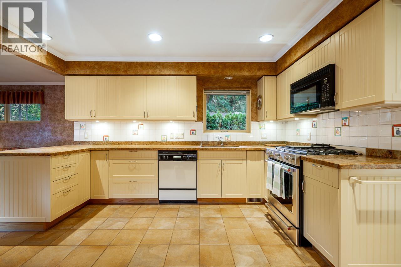 4695 Mapleridge Drive, North Vancouver, British Columbia  V7R 3T6 - Photo 12 - R3083504