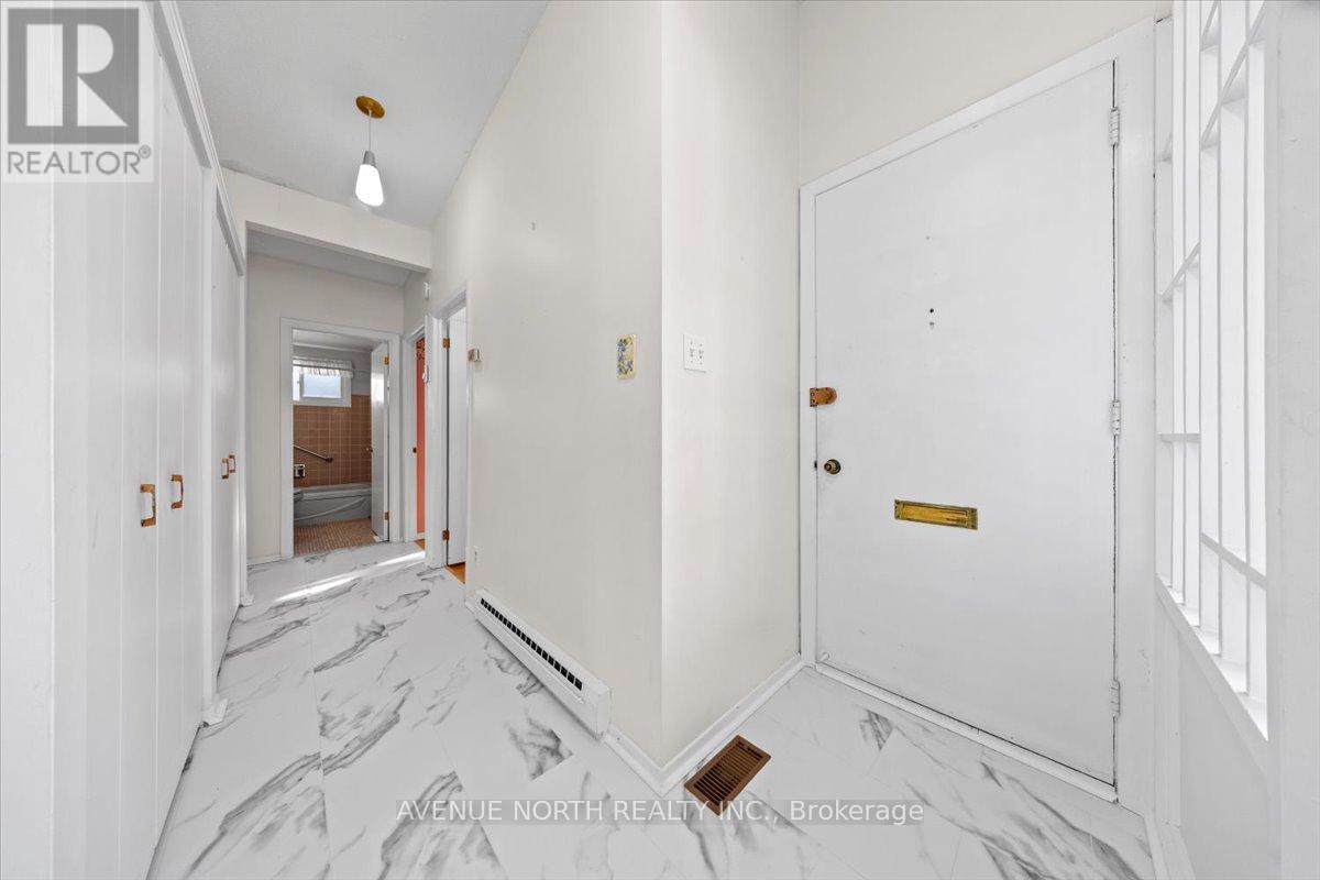 24 Parkmount Crescent, Ottawa, Ontario  K2H 5T4 - Photo 4 - X12731272