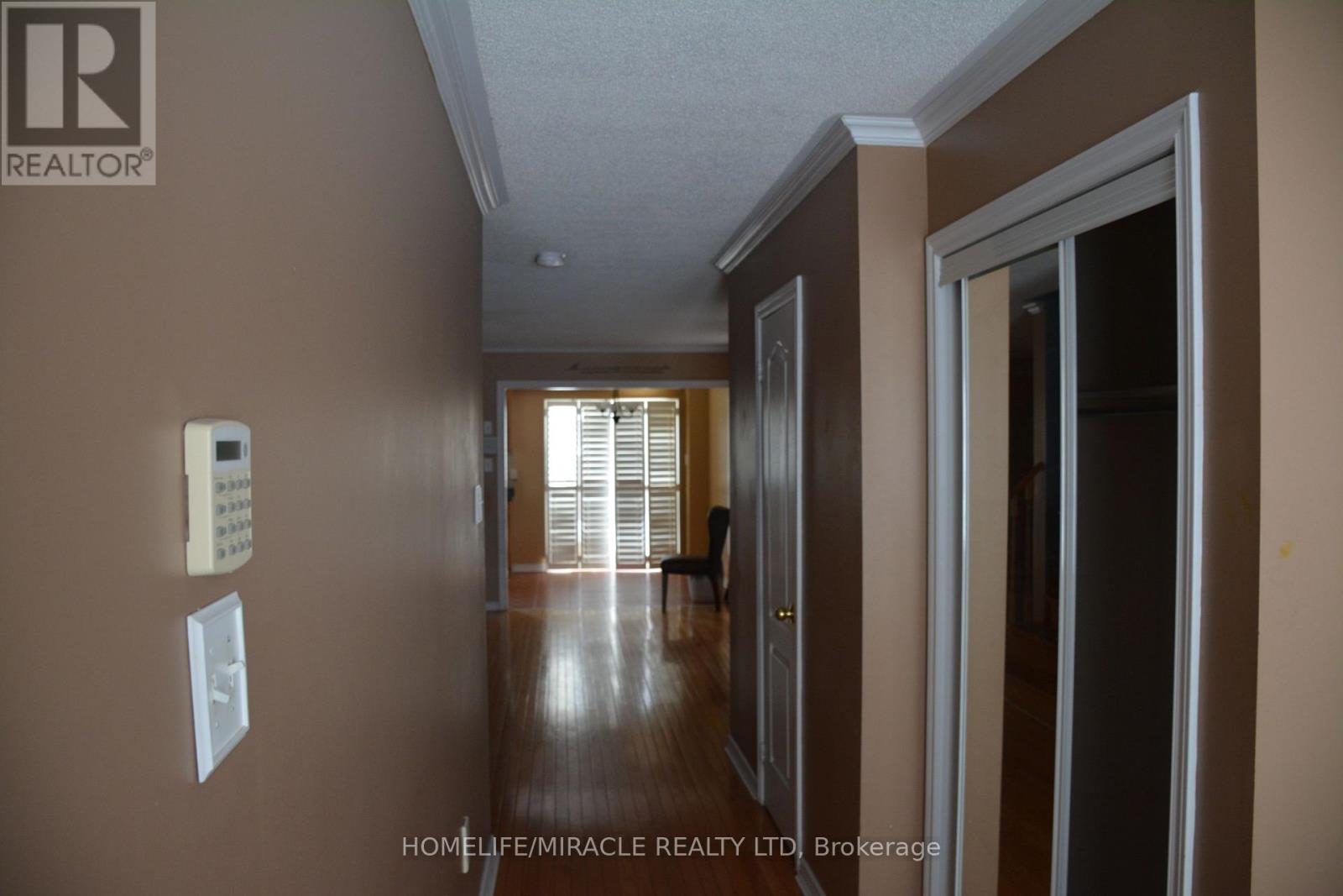 22 Sugarberry Drive, Brampton, Ontario  L6X 0K2 - Photo 3 - W12532748