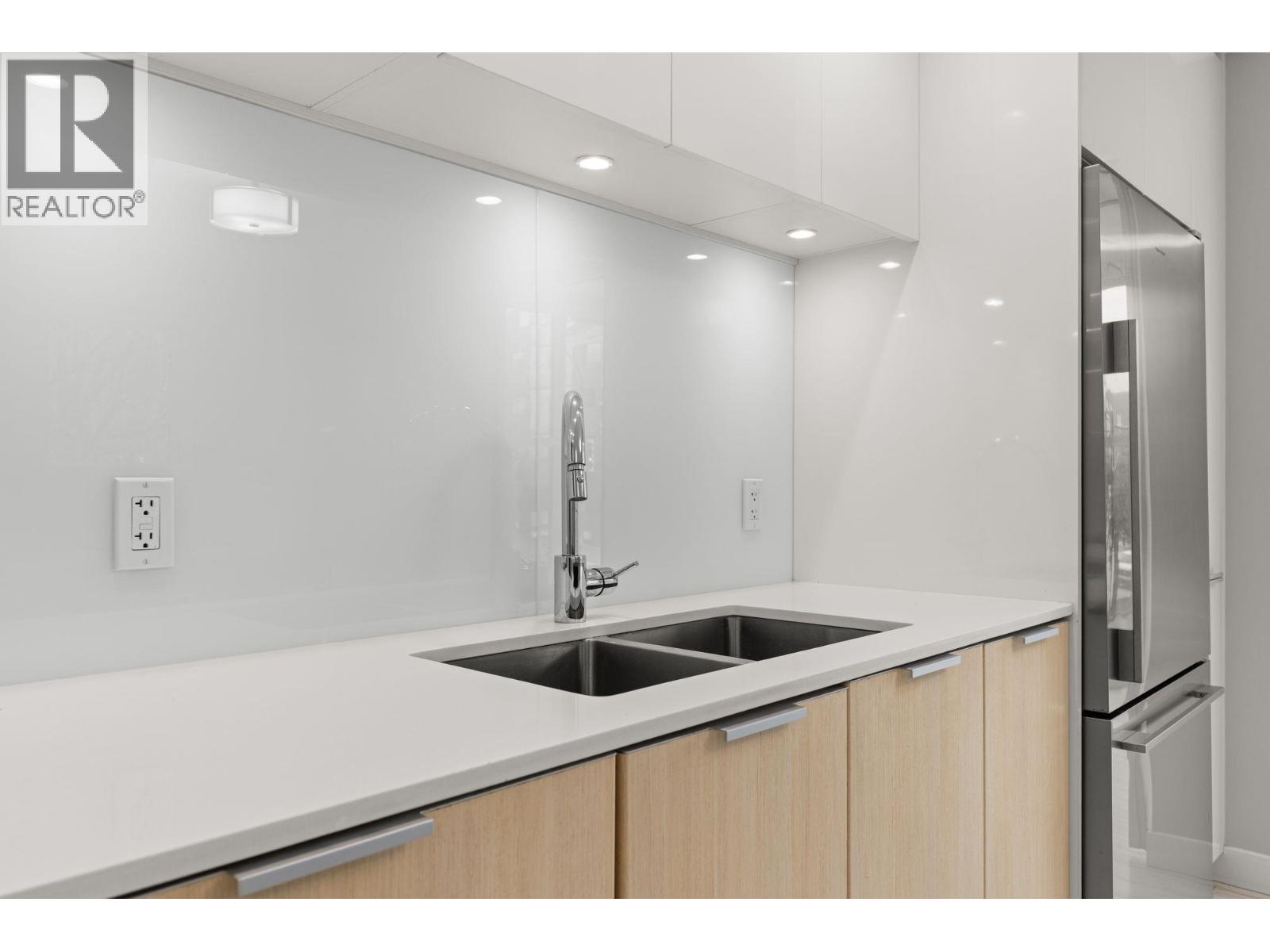 207 111 E 3rd Street, North Vancouver, British Columbia  V7L 0C6 - Photo 6 - R3083135