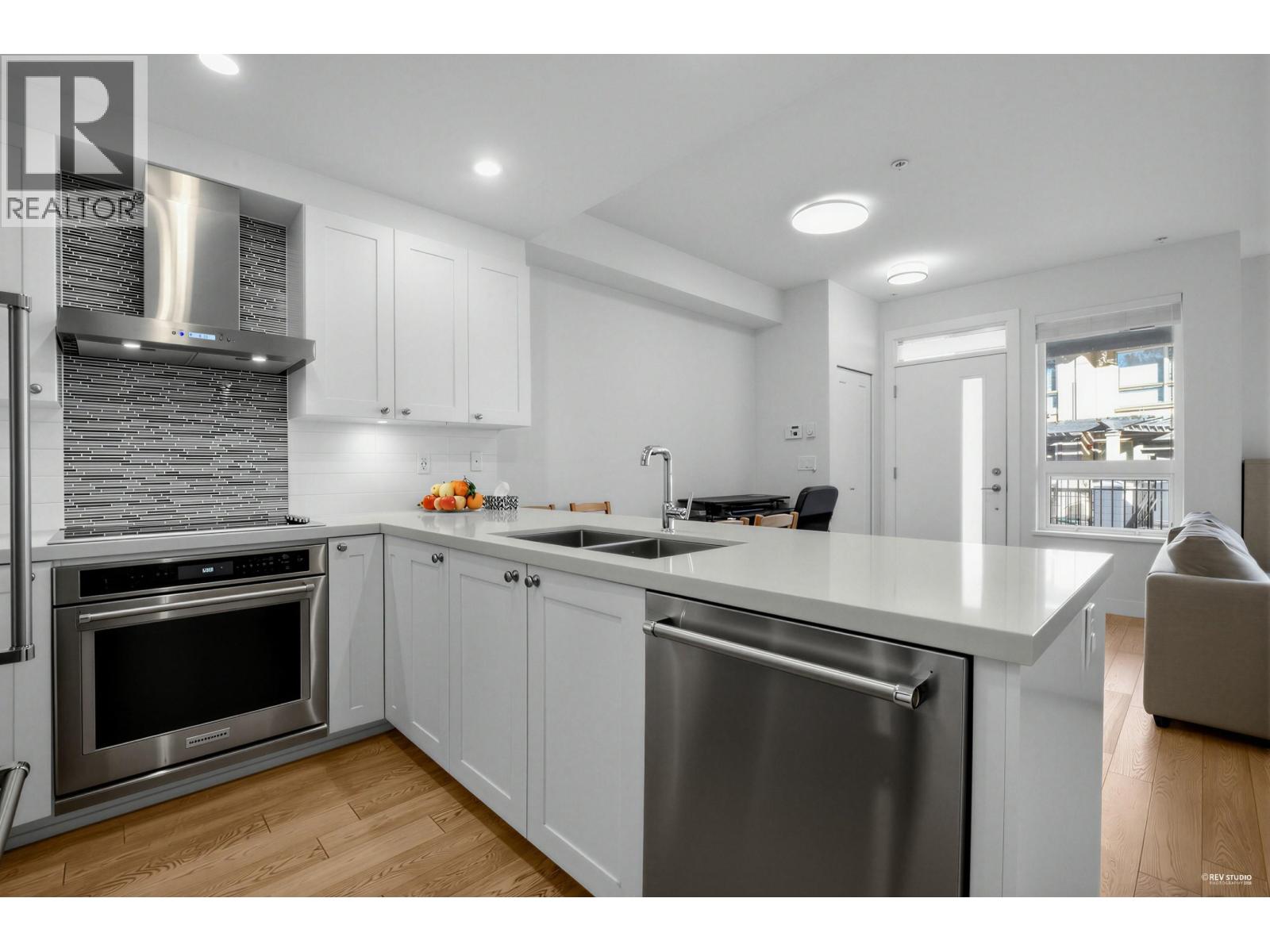 Listing Picture 4 of 24 : 11 3231 NOEL DRIVE, Burnaby / 本拿比 - 魯藝地產 Yvonne Lu Group - MLS Medallion Club Member