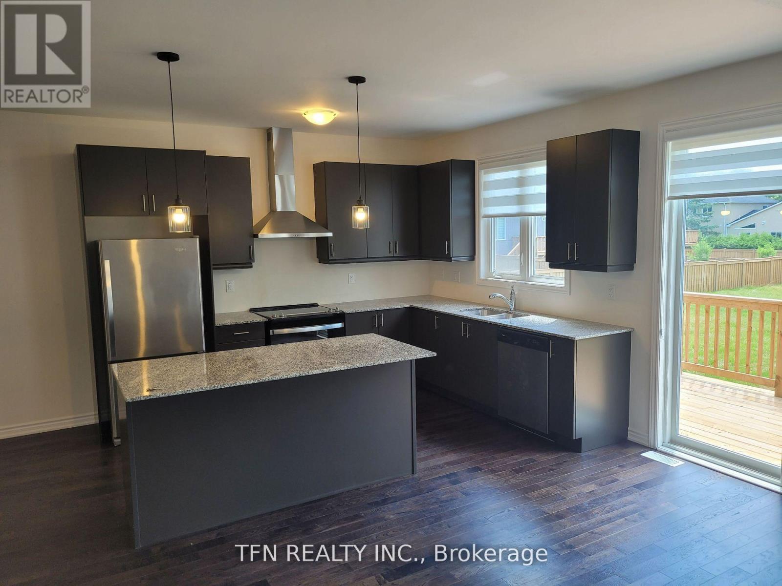 3213 Mosley Street, Wasaga Beach, Ontario  L9Z 1V4 - Photo 3 - S12731342