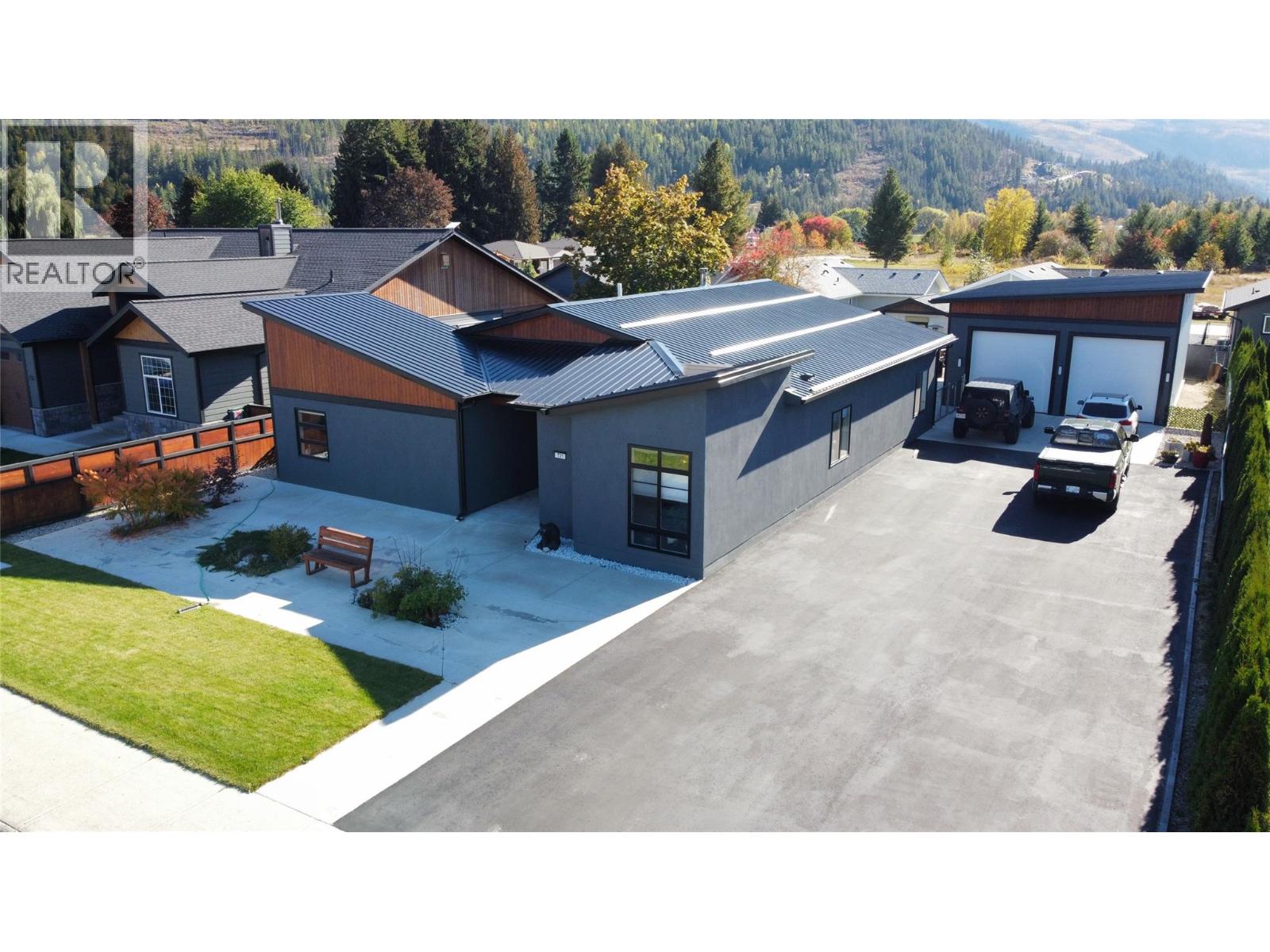 731 Parksville Street, Sicamous, British Columbia  V0E 2V0 - Photo 3 - 10365688