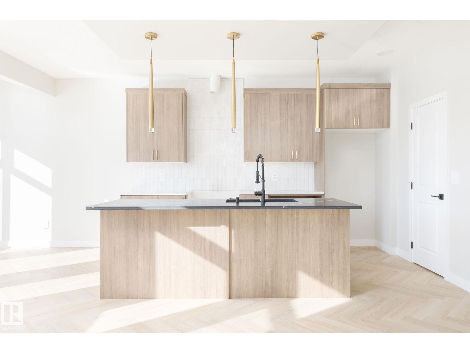 8231 KIRIAK LO SW, Edmonton, Alberta