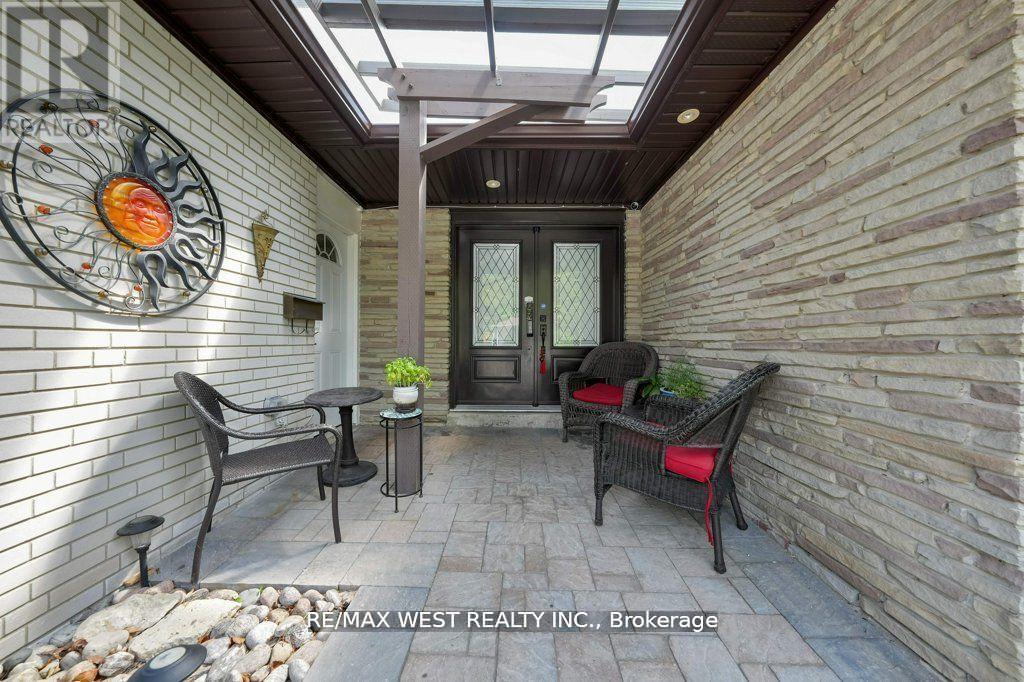 151 Brahms Avenue, Toronto, Ontario  M2H 1H9 - Photo 4 - C12729218