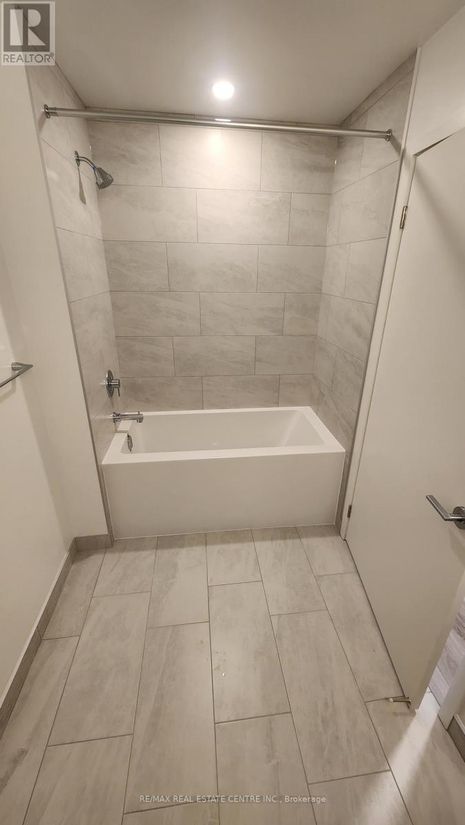 1404 - 395 Square  One Drive, Mississauga, Ontario  L5B 0P6 - Photo 11 - W12731390