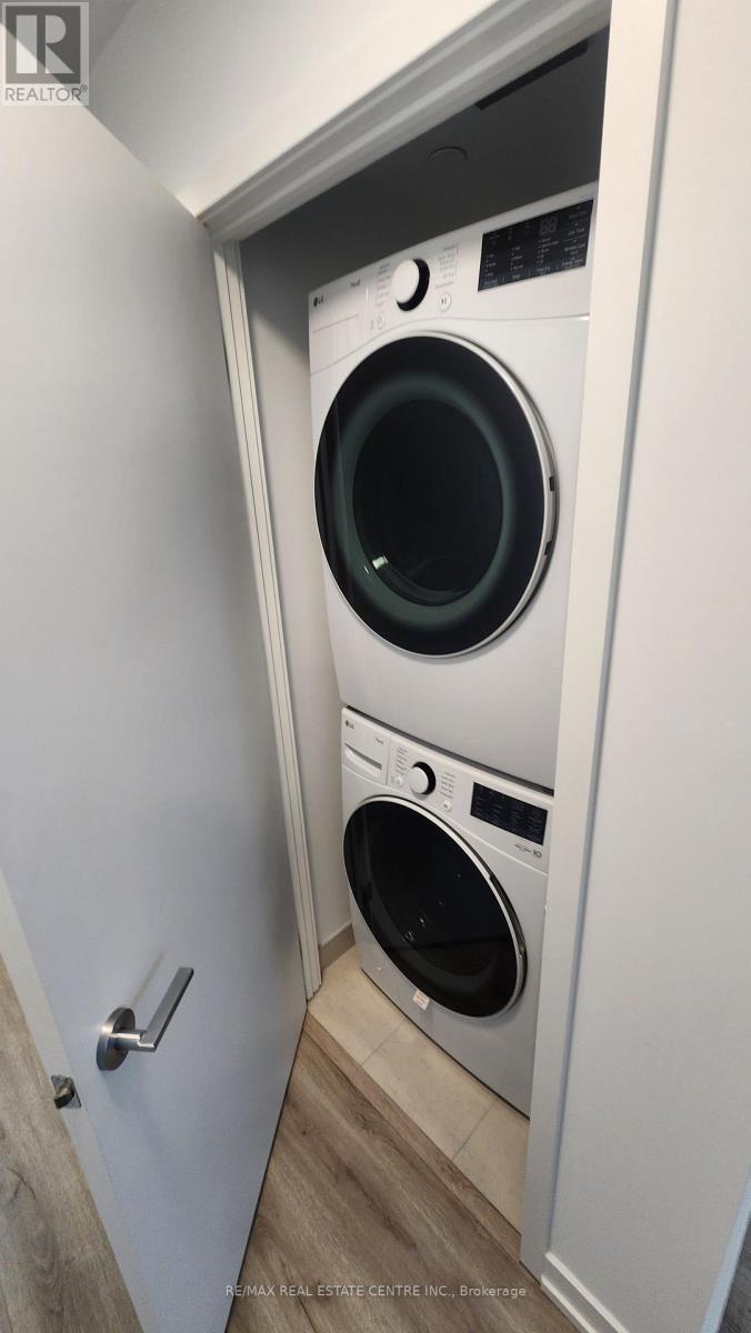 1404 - 395 Square  One Drive, Mississauga, Ontario  L5B 0P6 - Photo 12 - W12731390