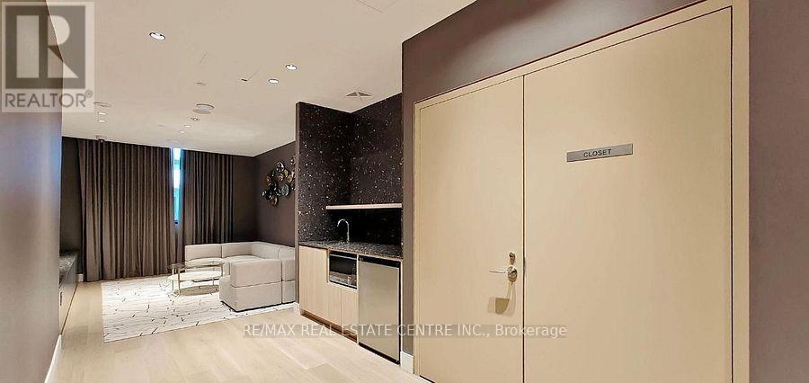 1404 - 395 Square  One Drive, Mississauga, Ontario  L5B 0P6 - Photo 15 - W12731390