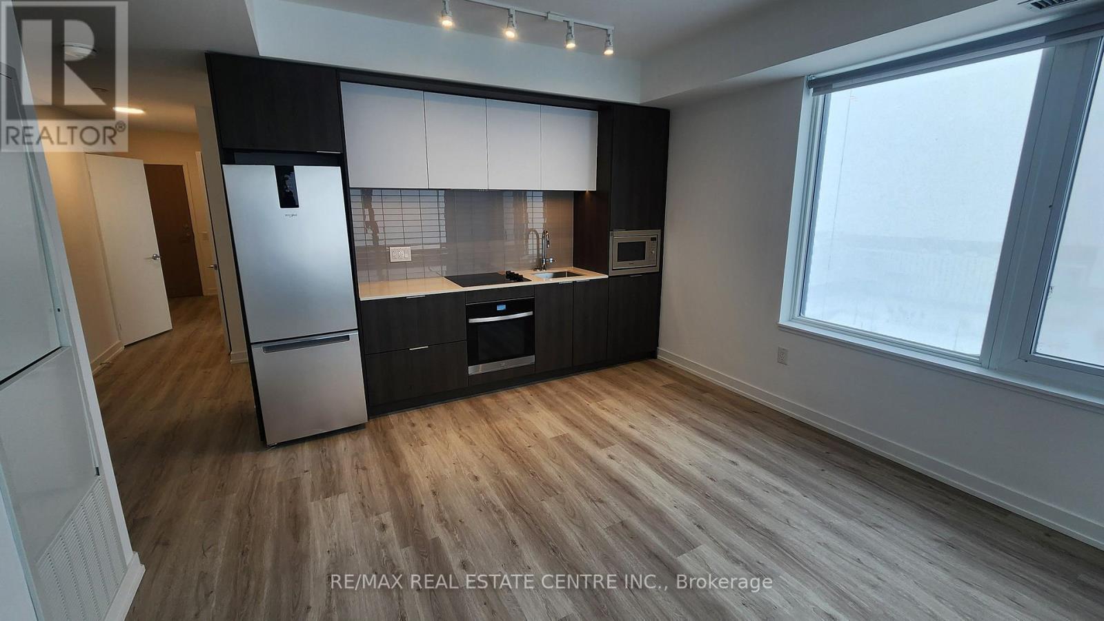 1404 - 395 Square  One Drive, Mississauga, Ontario  L5B 0P6 - Photo 4 - W12731390