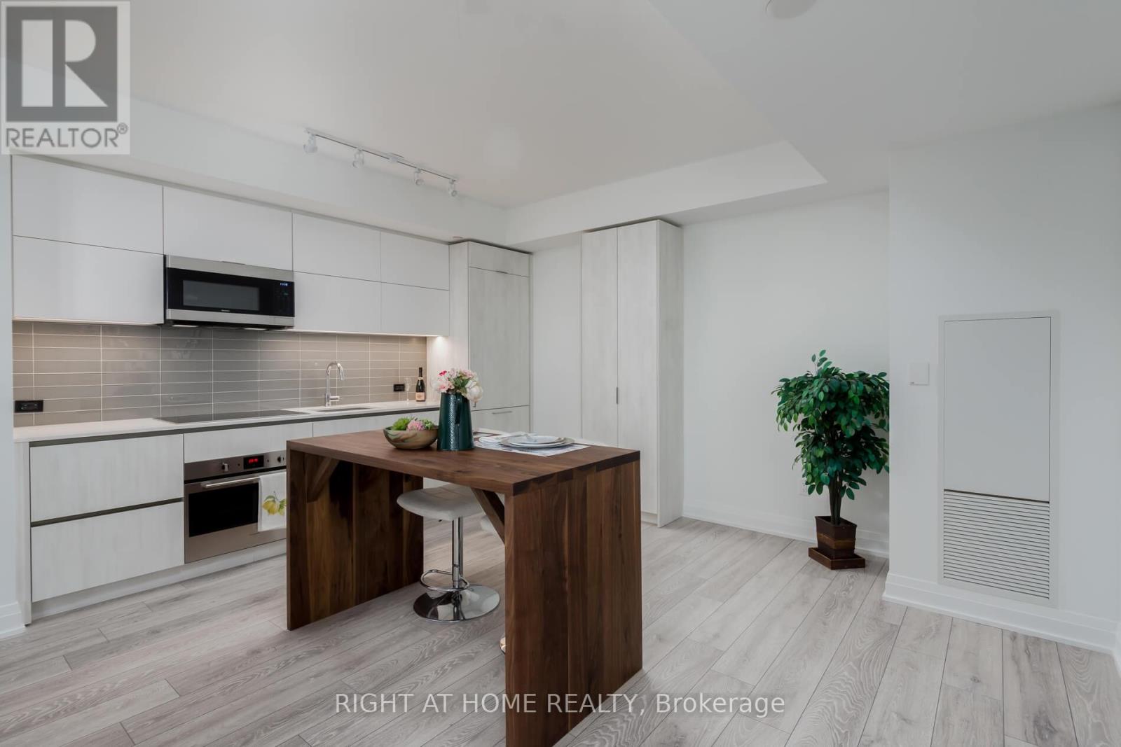 1201 - 21 Park Street E, Mississauga, Ontario  L5G 1L7 - Photo 10 - W12731400