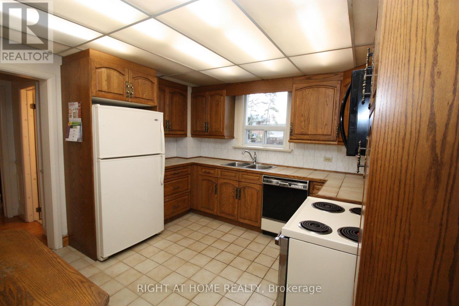 123 Ashbourne Drive, Toronto, Ontario  M9B 4H9 - Photo 5 - W12731426