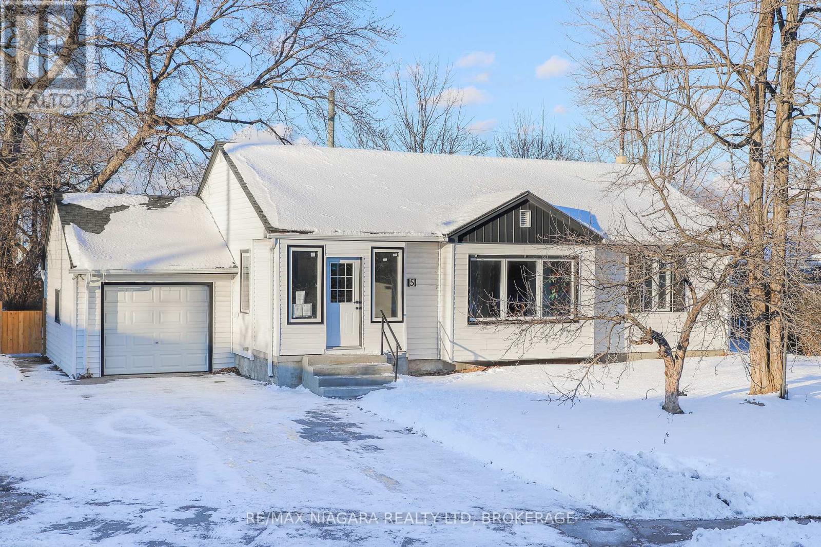 5 Meadowvale Drive, St. Catharines, Ontario  L2N 3Z6 - Photo 1 - X12731470