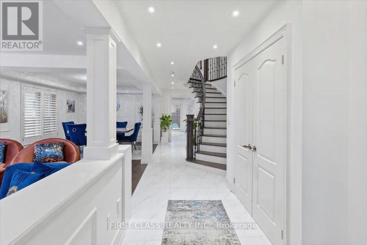 19 Ferdinand Avenue, Vaughan, Ontario  L6A 2Z3 - Photo 4 - N12731474