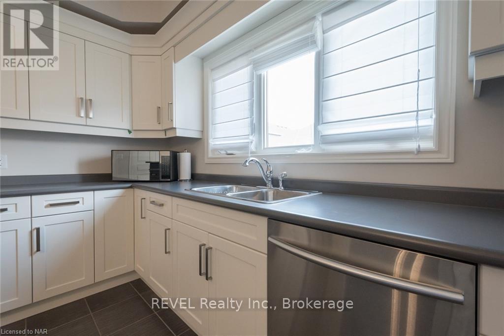 359 Silverwood Avenue, Welland, Ontario  L3C 0C6 - Photo 6 - X12731504