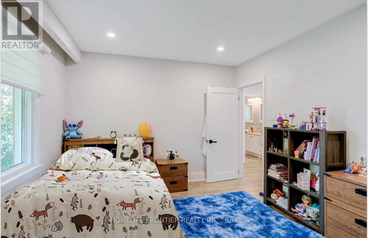 Upper - 208 Betty Ann Drive, Toronto, Ontario  M2R 1A7 - Photo 13 - C12731494