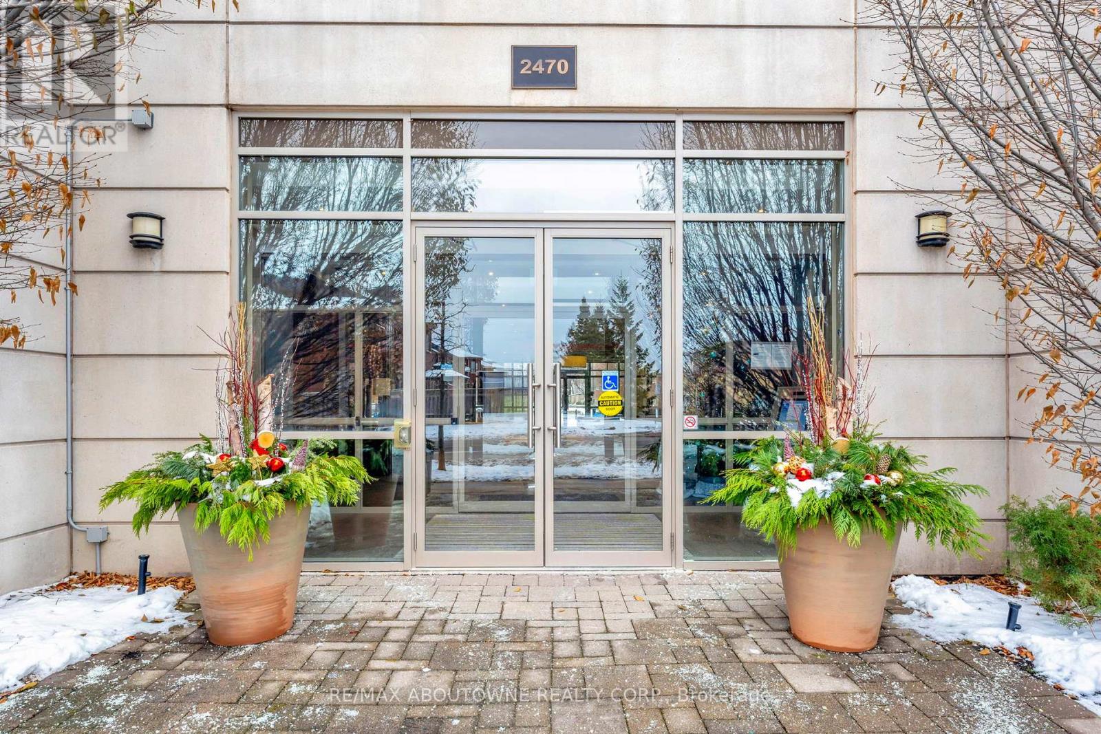 306 - 2470 Prince Michael Drive, Oakville, Ontario  L6H 0G9 - Photo 3 - W12731522