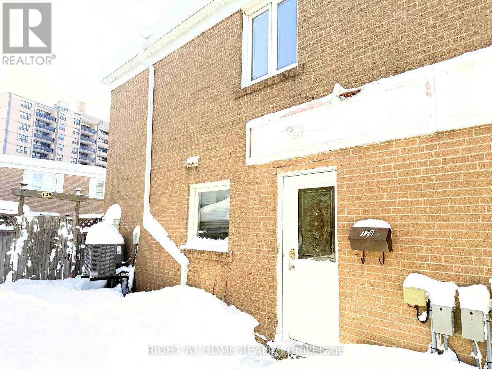 128 Townhouse Crescent, Brampton, Ontario  L6W 3C5 - Photo 1 - W12731566