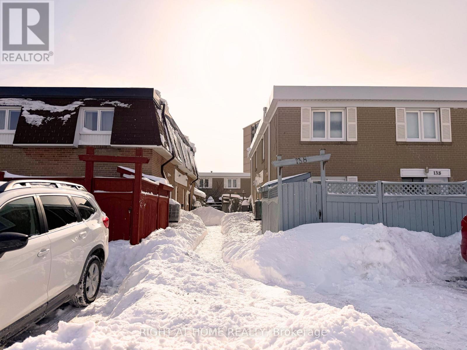 128 Townhouse Crescent, Brampton, Ontario  L6W 3C5 - Photo 3 - W12731566