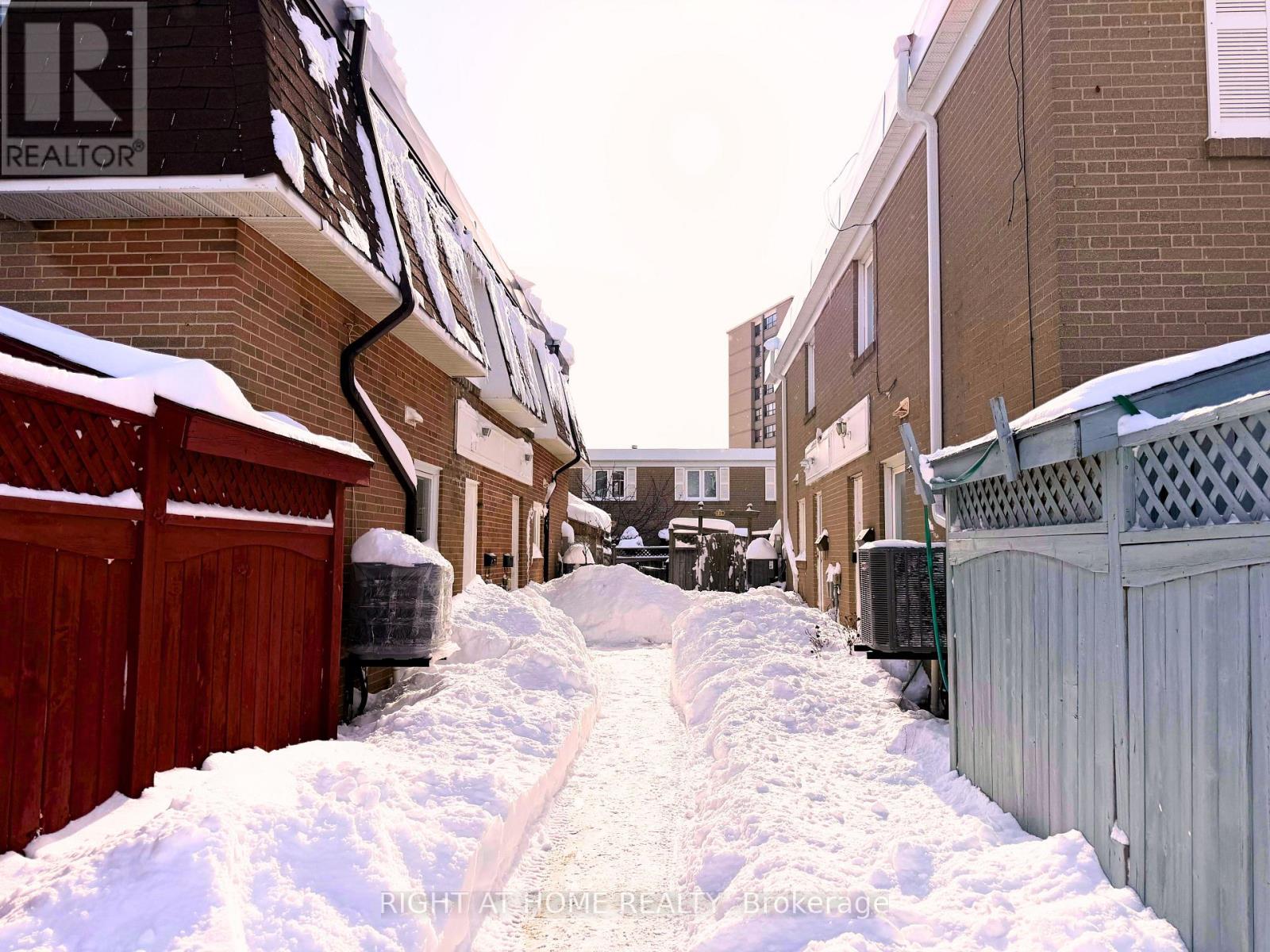 128 Townhouse Crescent, Brampton, Ontario  L6W 3C5 - Photo 4 - W12731566