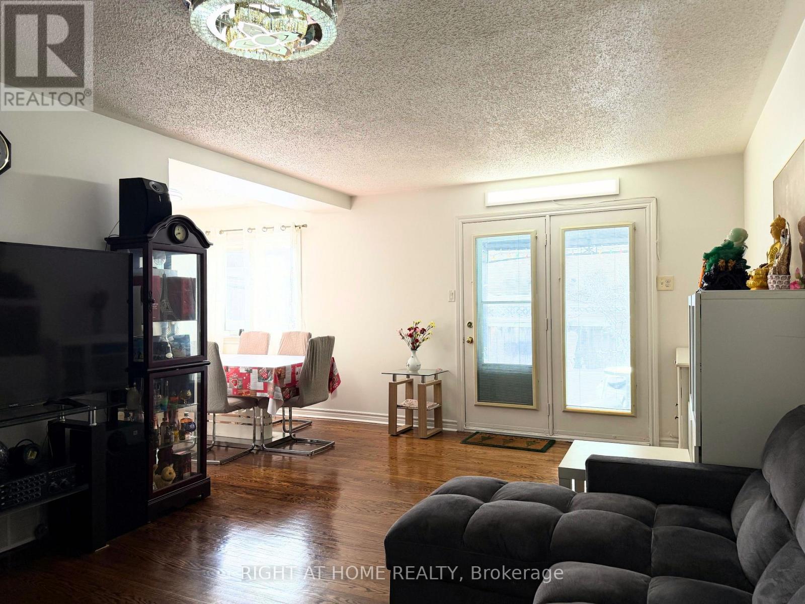 128 Townhouse Crescent, Brampton, Ontario  L6W 3C5 - Photo 7 - W12731566