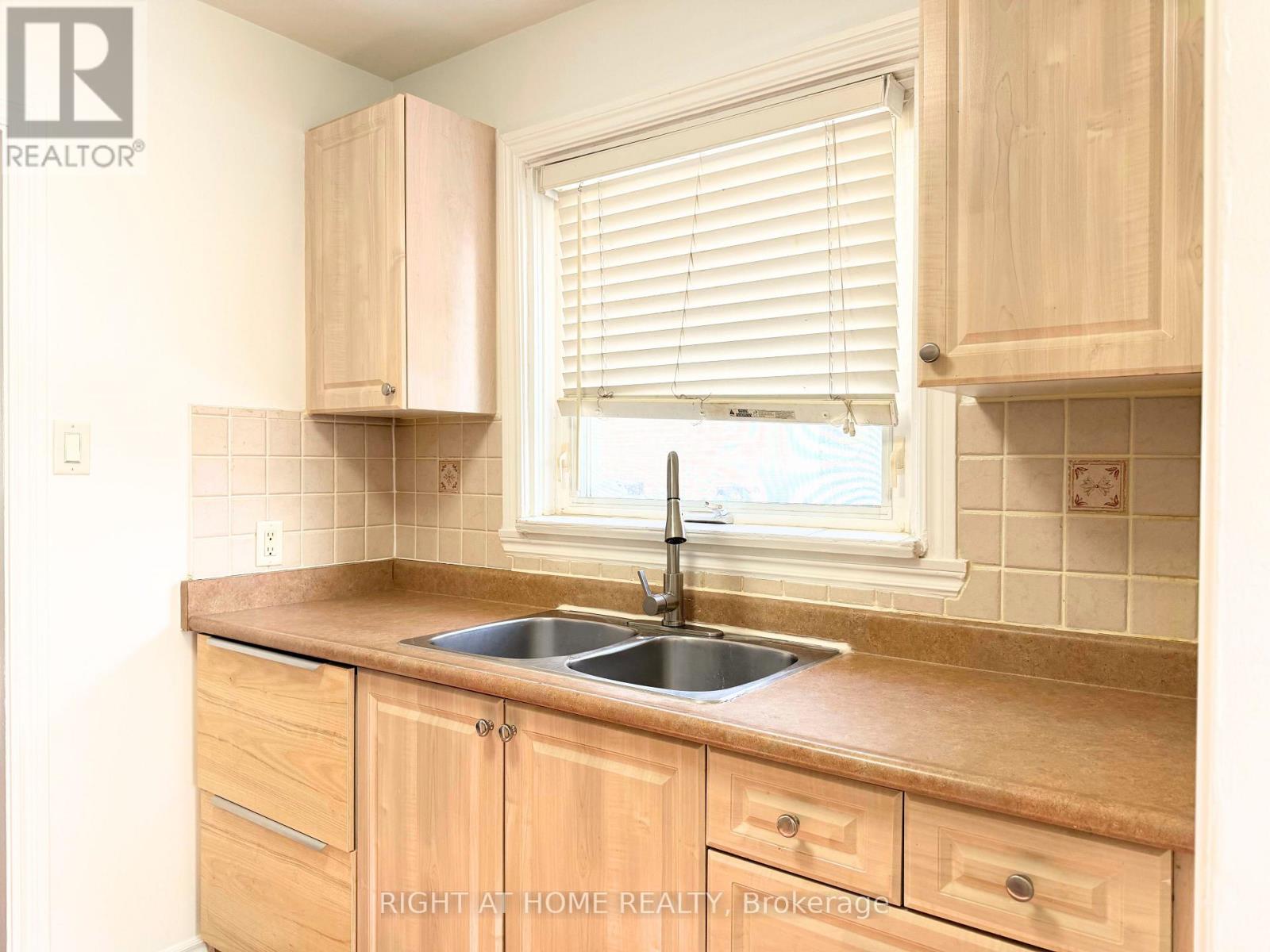 128 Townhouse Crescent, Brampton, Ontario  L6W 3C5 - Photo 8 - W12731566