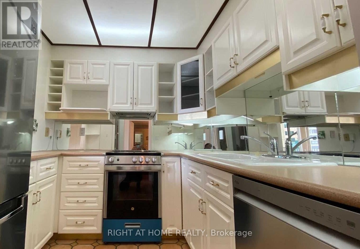 3025 - 33 Harbour Square, Toronto, Ontario  M5J 2G2 - Photo 4 - C12731624