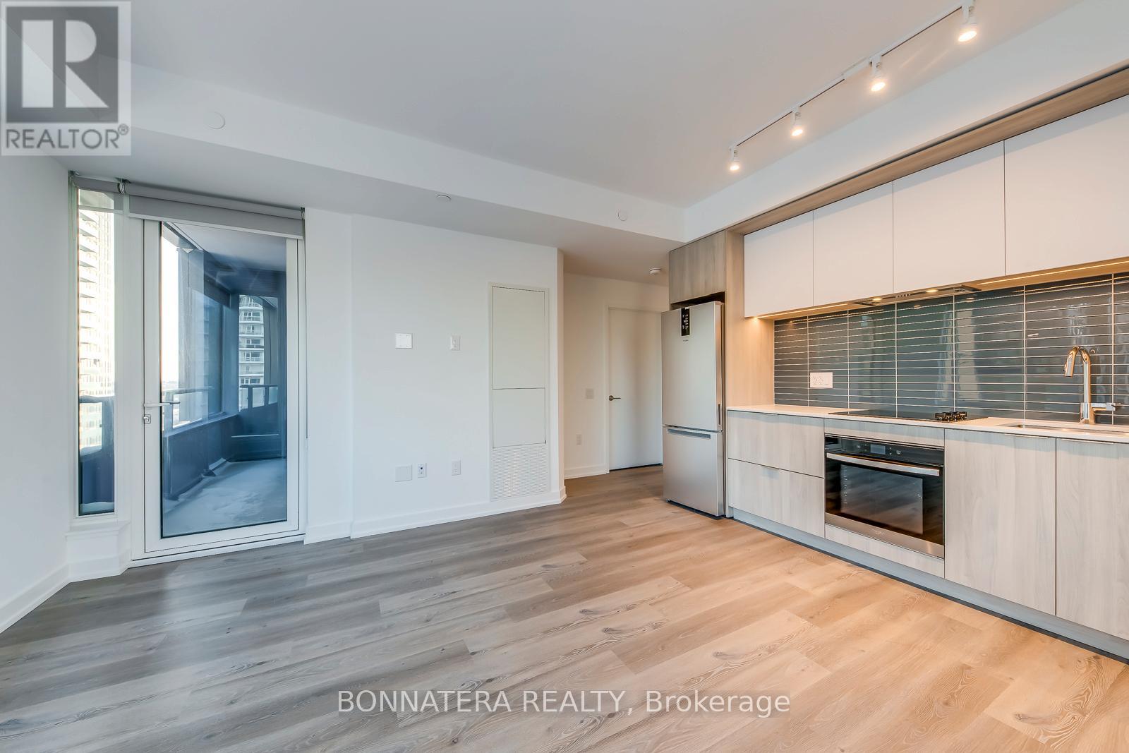 1304 - 395 Square One Drive, Mississauga, Ontario  L5B 0P6 - Photo 13 - W12731652