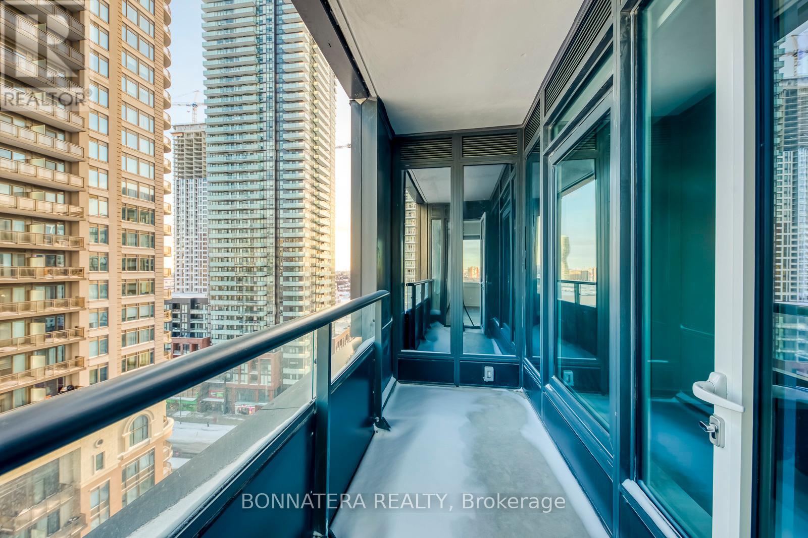 1304 - 395 Square One Drive, Mississauga, Ontario  L5B 0P6 - Photo 14 - W12731652