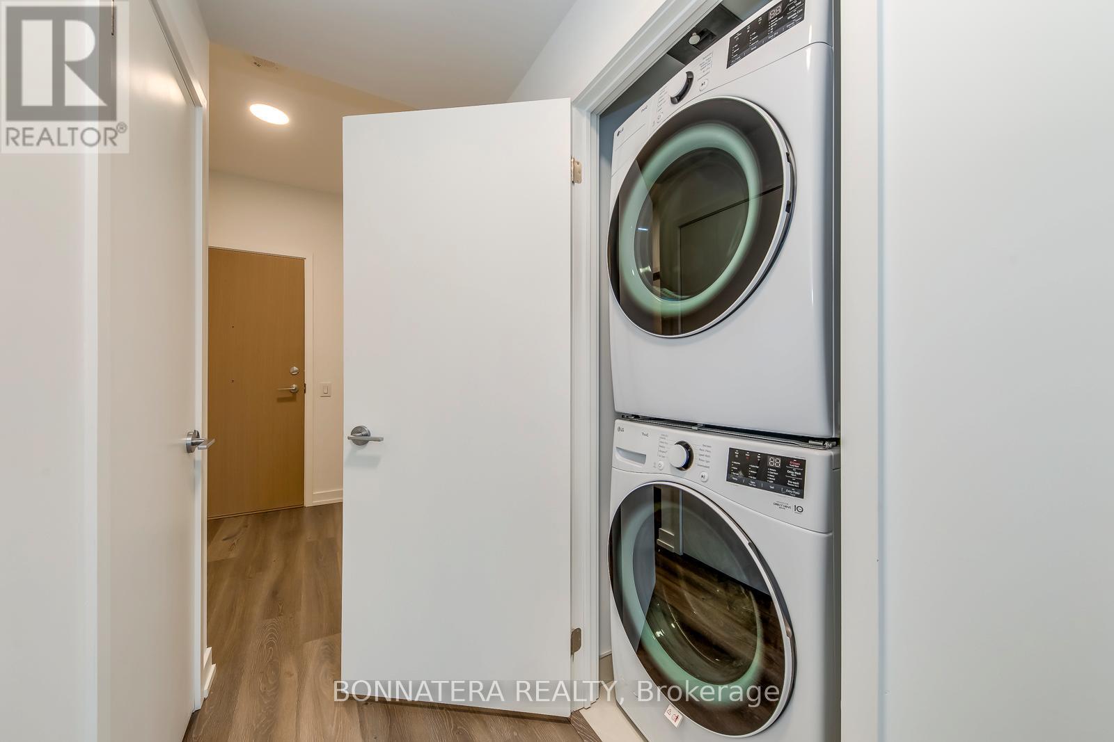 1304 - 395 Square One Drive, Mississauga, Ontario  L5B 0P6 - Photo 29 - W12731652