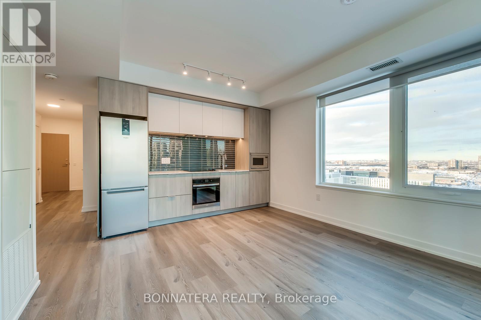 1304 - 395 Square One Drive, Mississauga, Ontario  L5B 0P6 - Photo 8 - W12731652