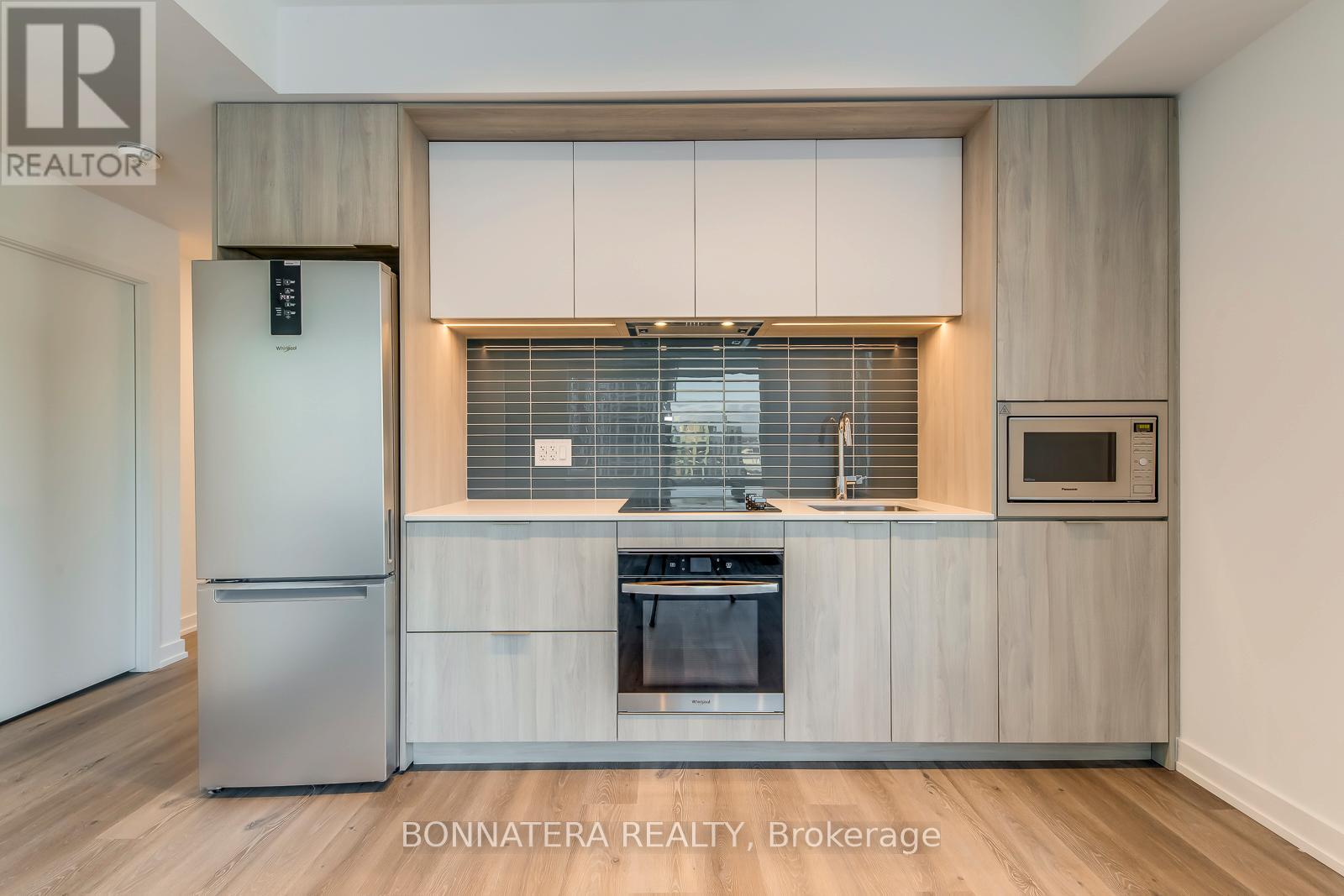 1304 - 395 Square One Drive, Mississauga, Ontario  L5B 0P6 - Photo 9 - W12731652