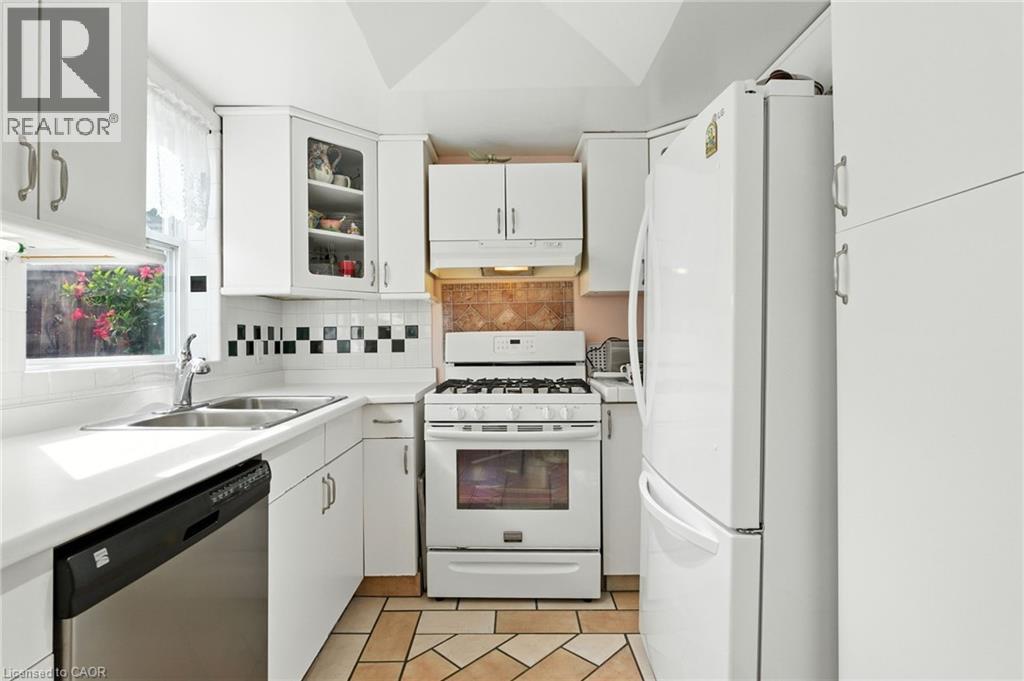 39 Clayburn Avenue, St. Catharines, Ontario  L2P 2T8 - Photo 9 - 40770990