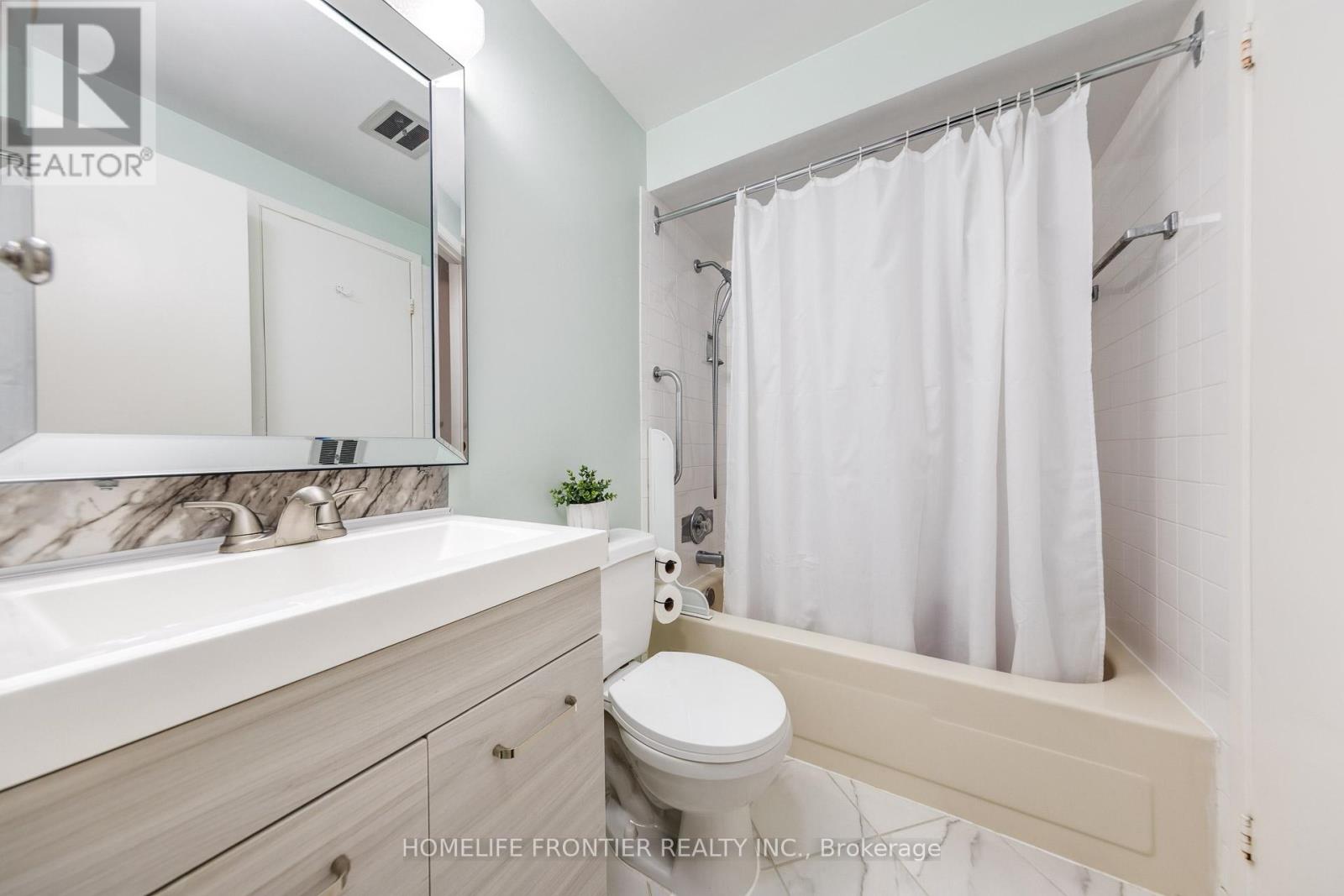 64 Flaming Roseway, Toronto, Ontario  M2N 5W8 - Photo 33 - C12731734