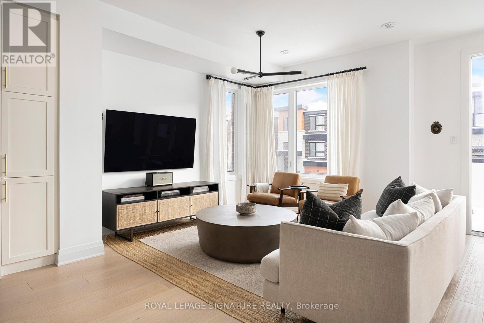 16 Hollyhock Court, Toronto, Ontario  M3B 0B4 - Photo 4 - C12731760