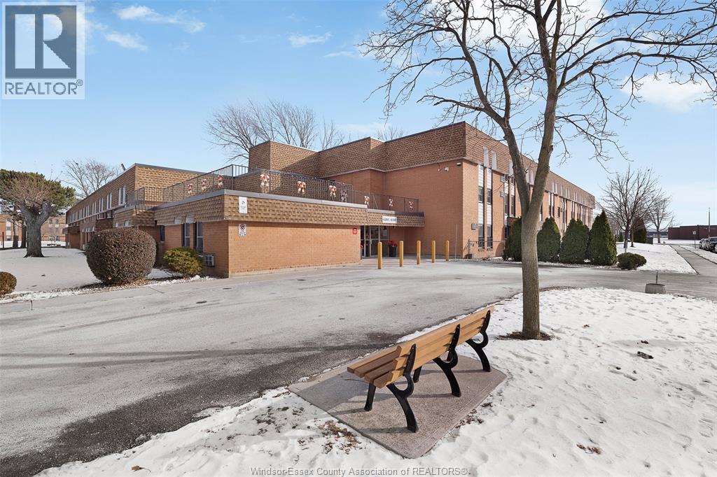 MLS# 26002001: 6255 THORNBERRY CRESCENT Unit# 272, Windsor, Canada