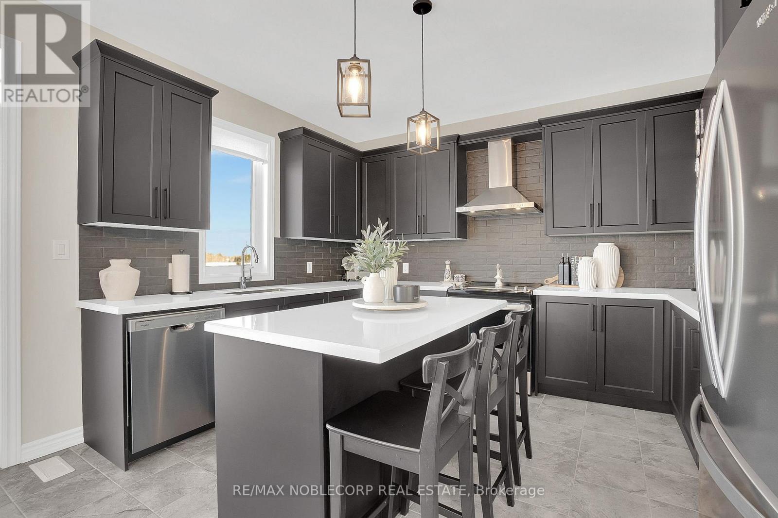 36 Felhazi Trail, Essa, Ontario  L3W 0A4 - Photo 14 - N12731738