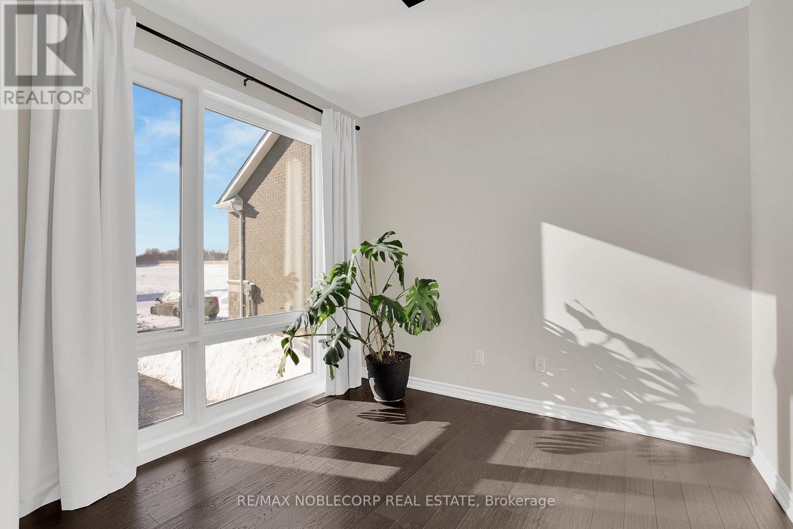 36 Felhazi Trail, Essa, Ontario  L3W 0A4 - Photo 9 - N12731738