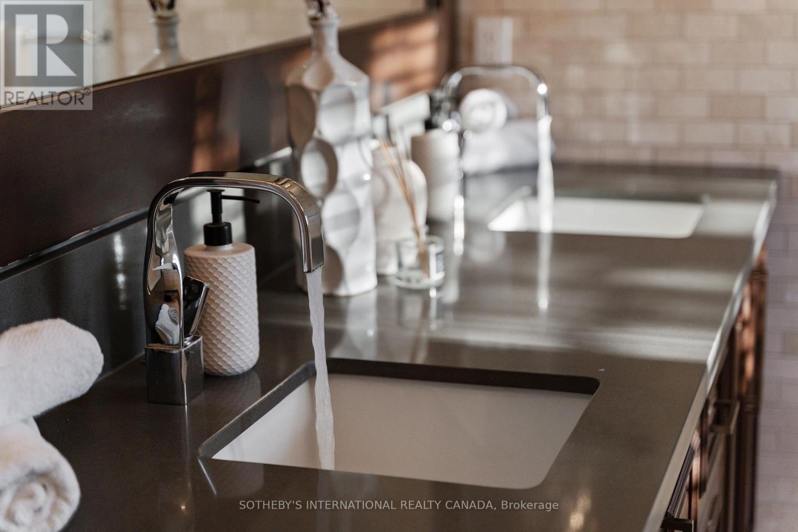 1939 Calgary Court, Mississauga, Ontario  L5H 4J1 - Photo 10 - W12731708