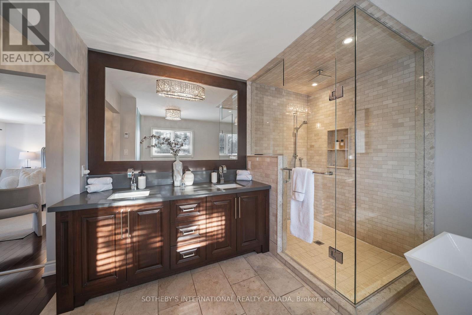 1939 Calgary Court, Mississauga, Ontario  L5H 4J1 - Photo 7 - W12731708