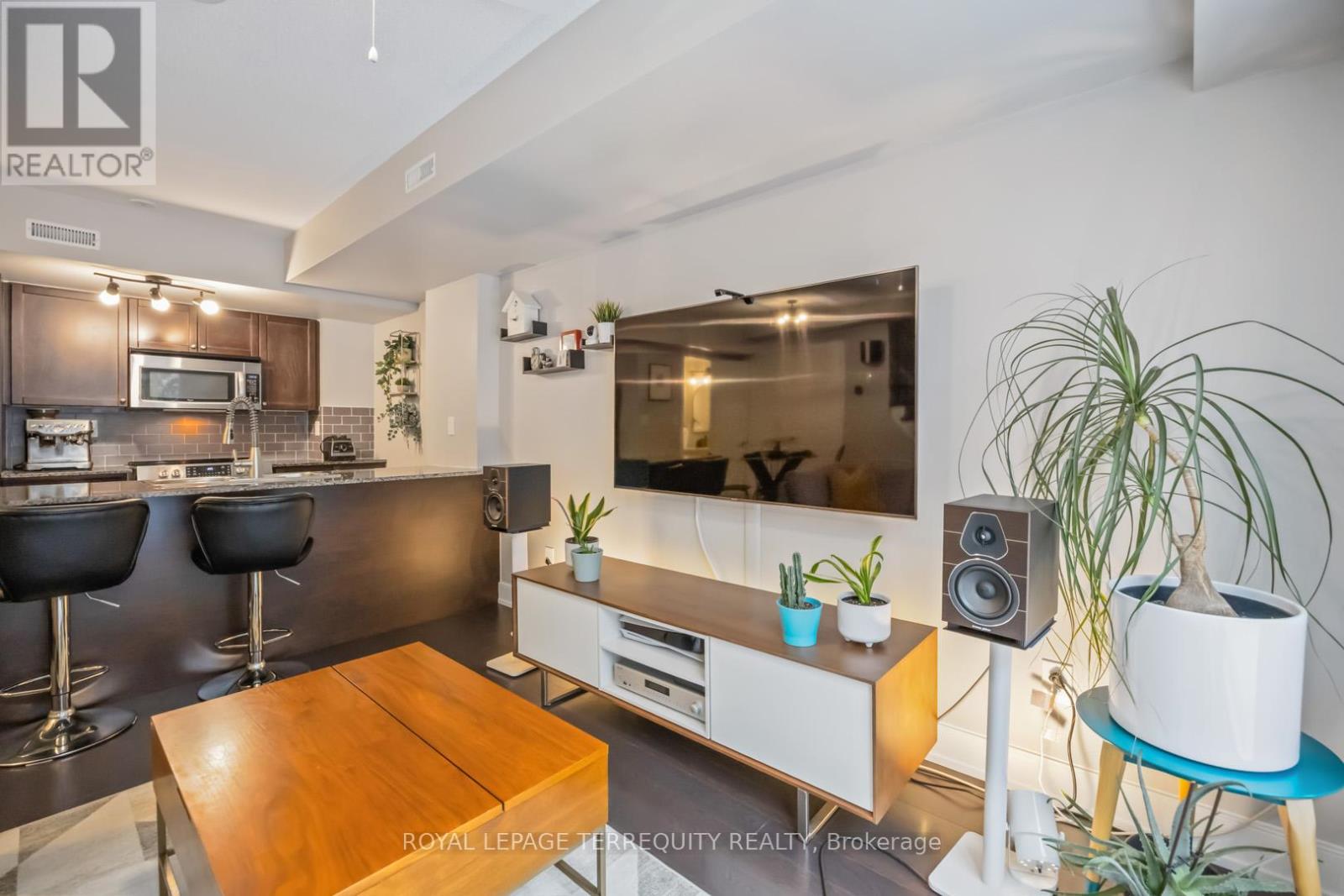 130 - 25 Turntable Crescent, Toronto, Ontario  M6H 4K8 - Photo 5 - W12731728