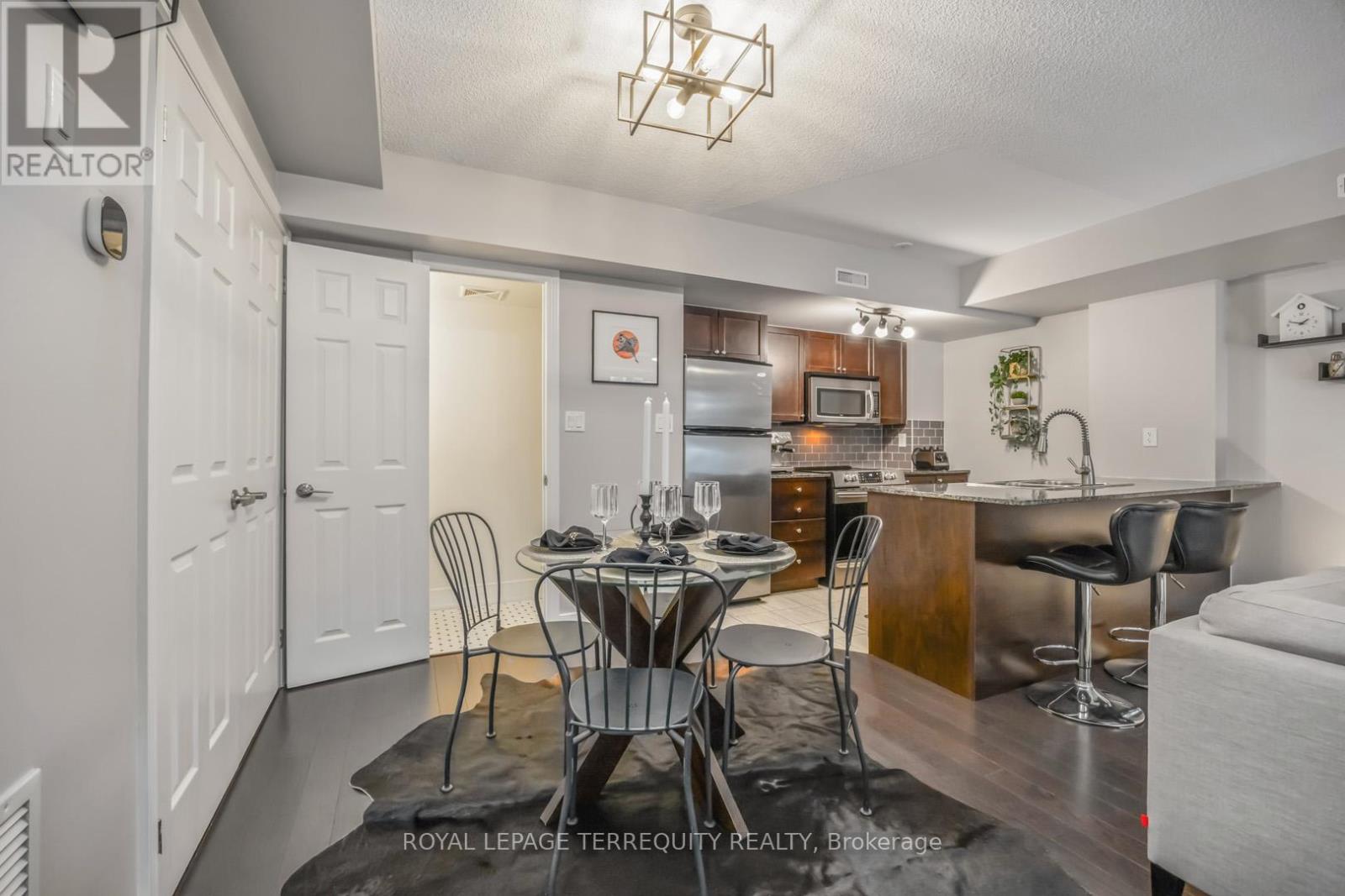 130 - 25 Turntable Crescent, Toronto, Ontario  M6H 4K8 - Photo 8 - W12731728