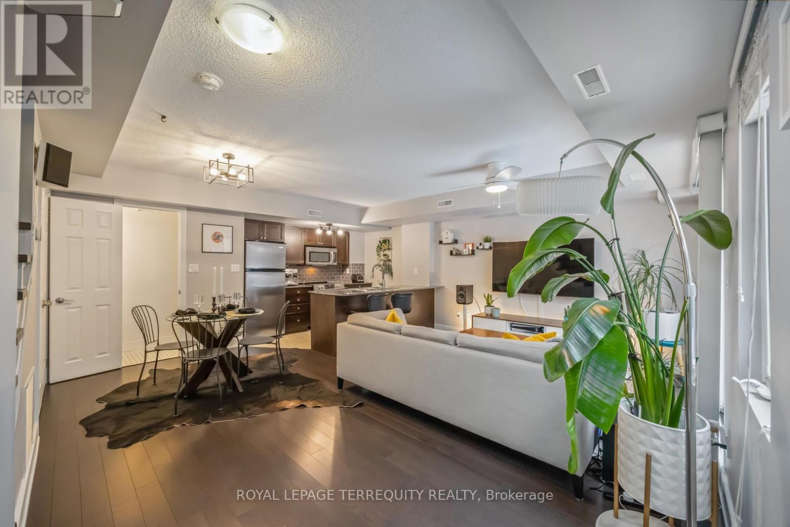 130 - 25 Turntable Crescent, Toronto, Ontario  M6H 4K8 - Photo 9 - W12731728