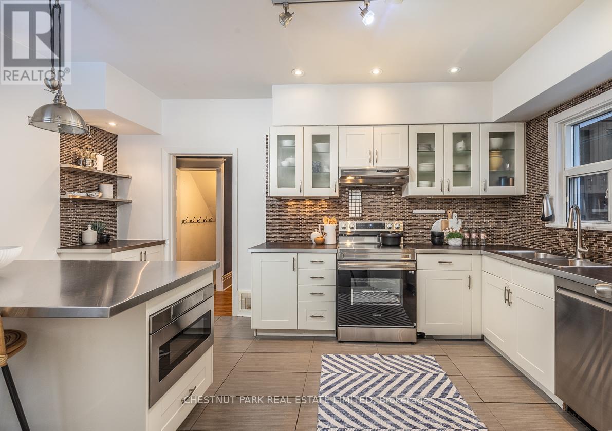 27 Radford Avenue, Toronto, Ontario  M6R 1Z5 - Photo 12 - W12731742