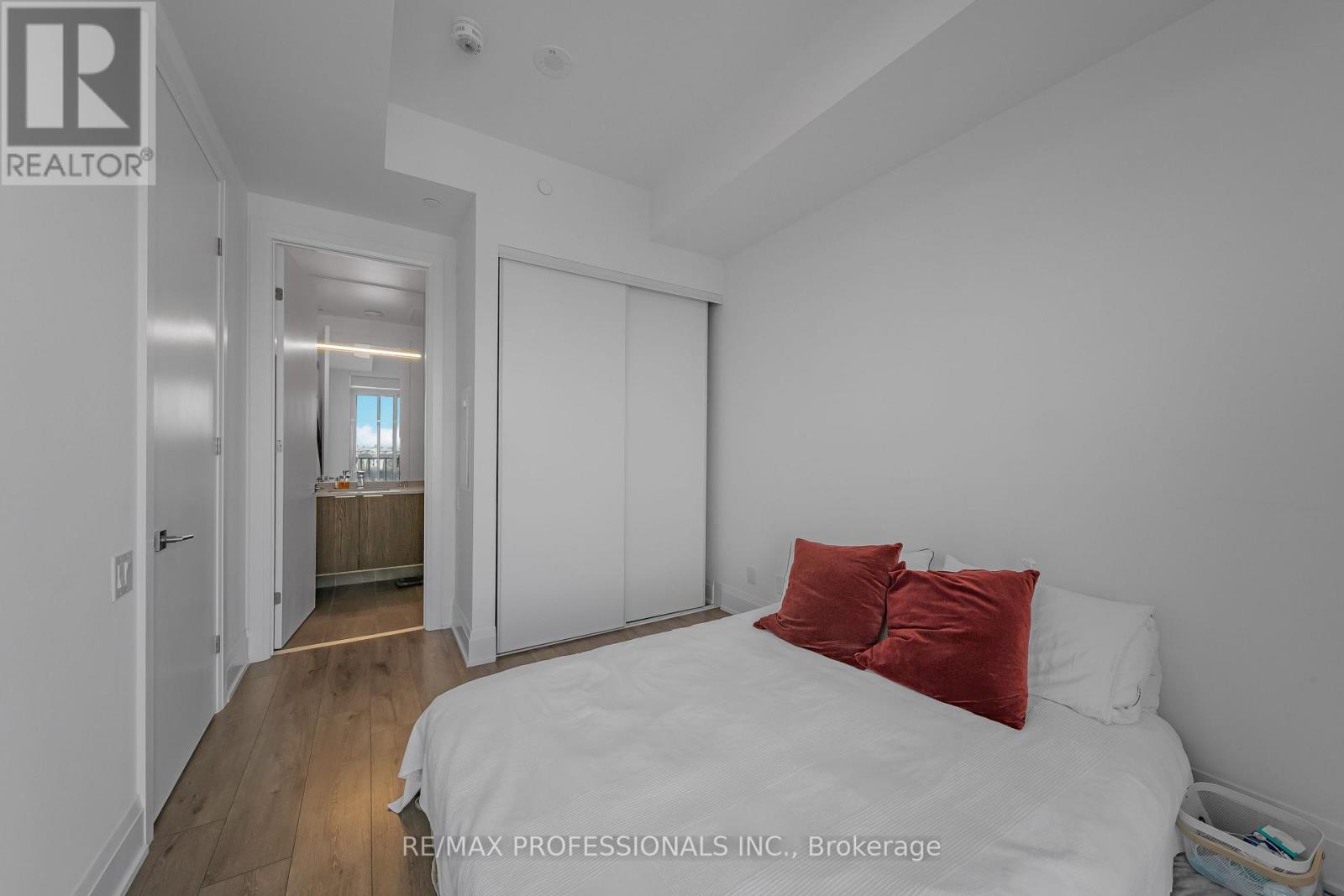 2005 - 20 Brin Drive, Toronto, Ontario  M8X 1Y6 - Photo 2 - W12731780