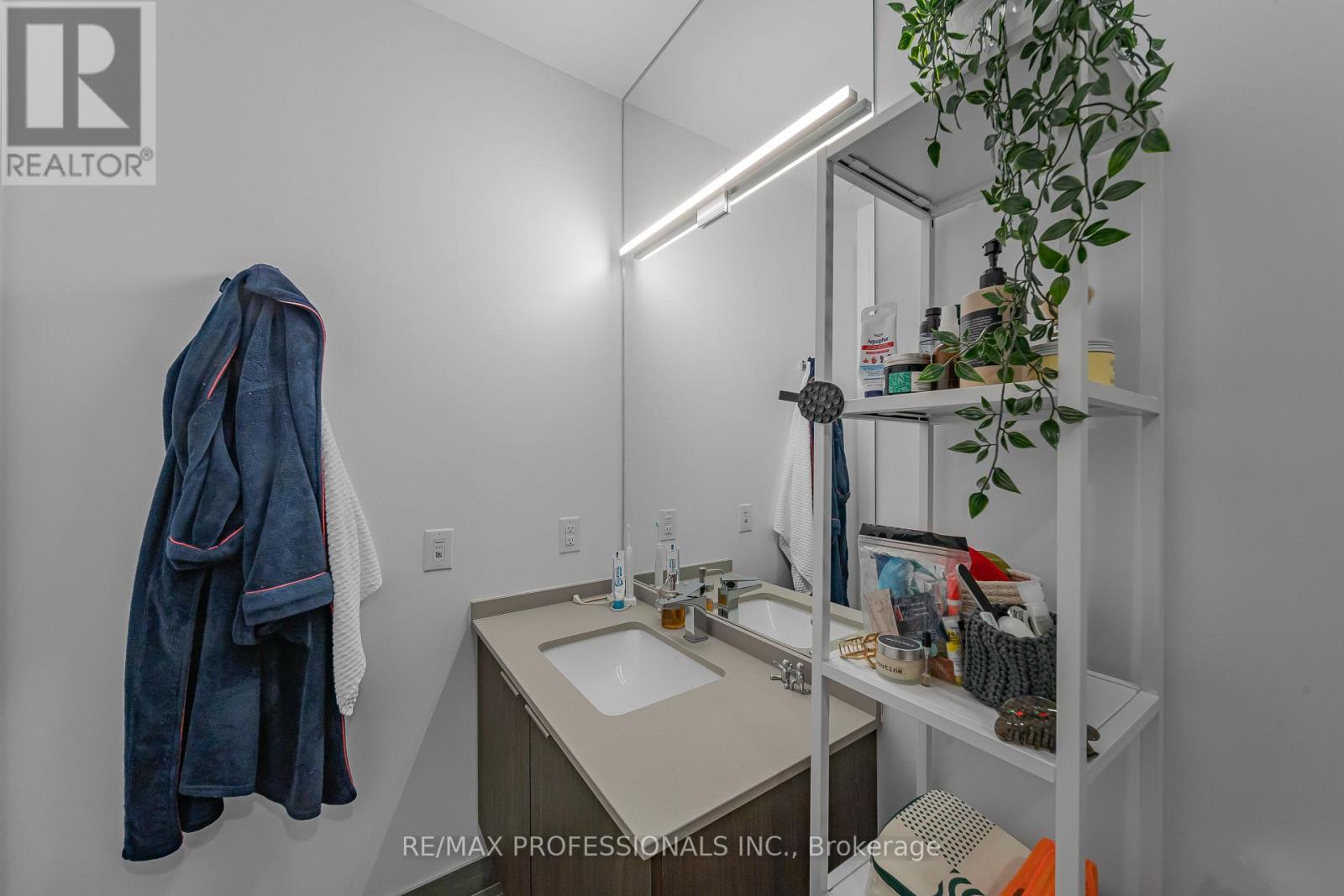 2005 - 20 Brin Drive, Toronto, Ontario  M8X 1Y6 - Photo 5 - W12731780