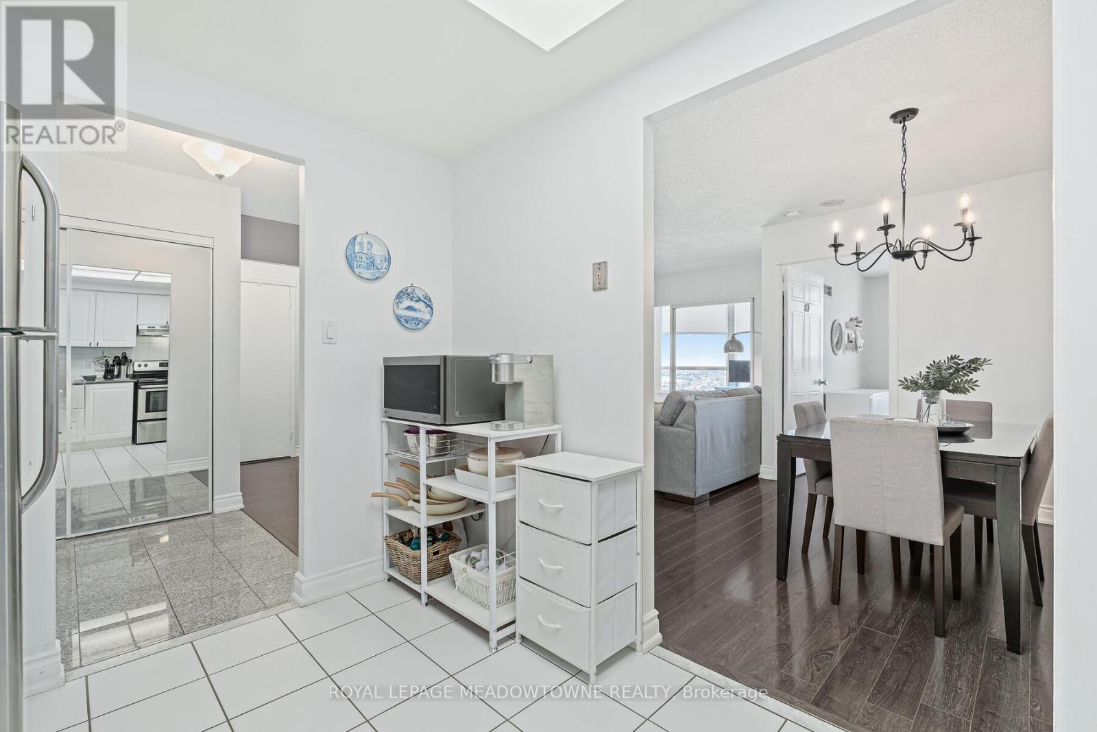 2015 - 135 Hillcrest Avenue, Mississauga, Ontario  L5B 4B1 - Photo 16 - W12719744