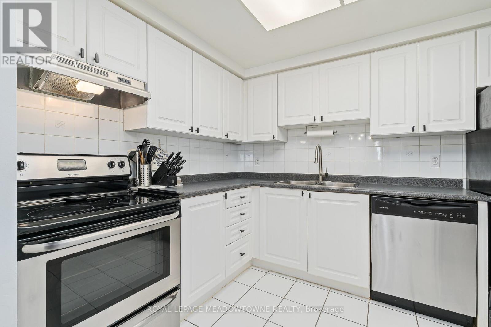 2015 - 135 Hillcrest Avenue, Mississauga, Ontario  L5B 4B1 - Photo 13 - W12719744