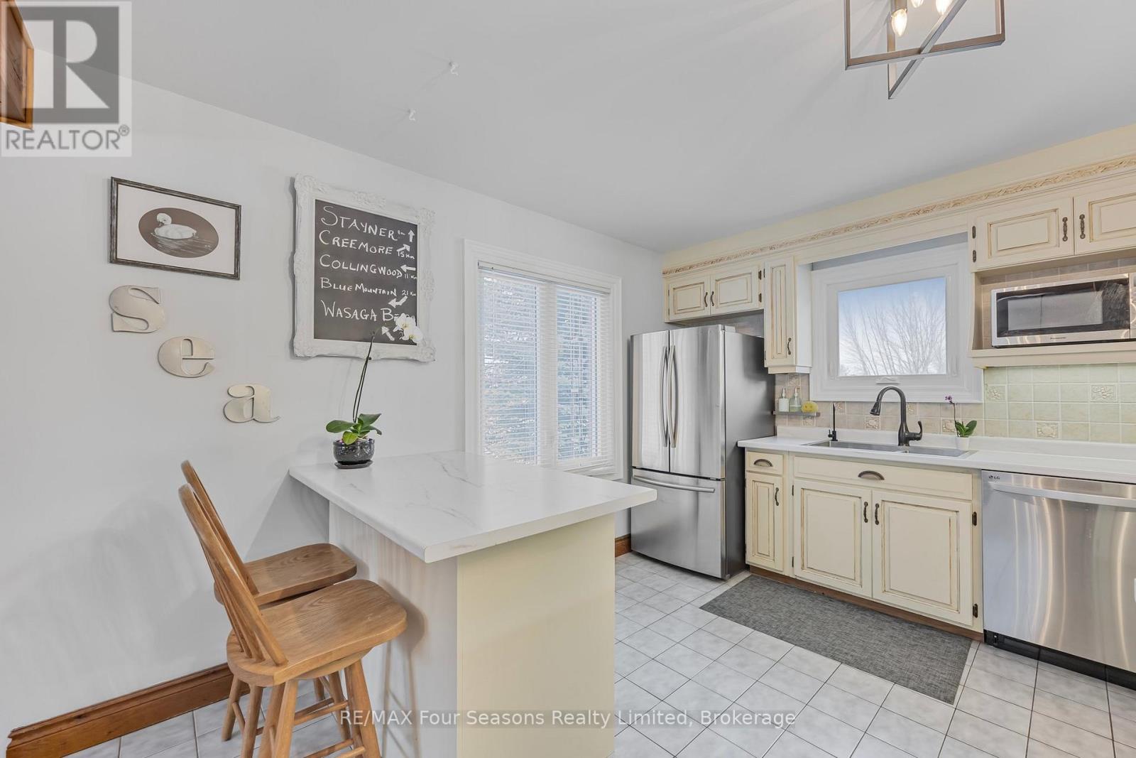 3 Sydenham Trail E, Clearview, Ontario  L0M 1H0 - Photo 11 - S12731946