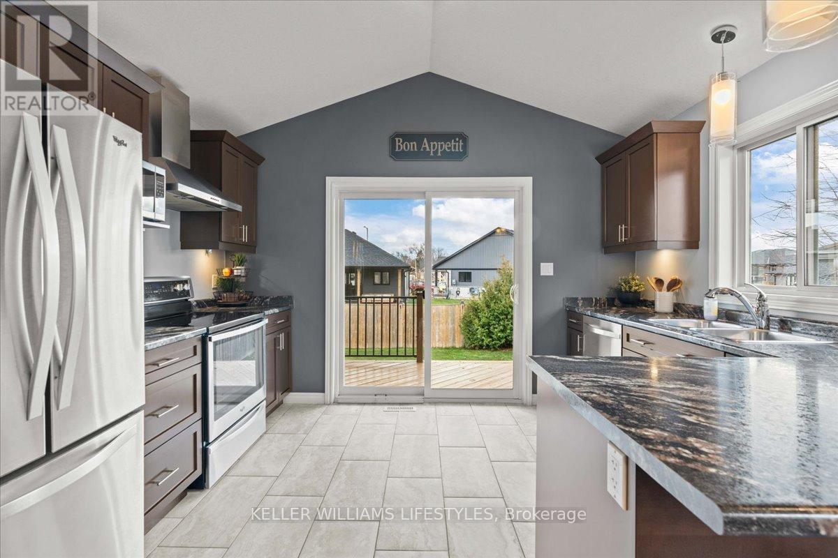 4008 Edward Street, Petrolia, Ontario  N0N 1R0 - Photo 14 - X12731810